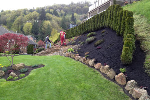 black-mulch-installation-600x400-300x200